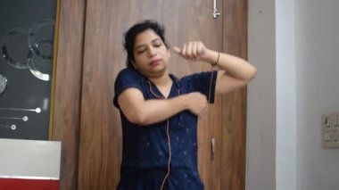 Evde yoga yapan genç Hintli bir kadın çevrimiçi yoga seansında güzel bir kız temel yoga pozisyonunda Asyalı bir kadın kapalı alanda yoga yapıyor. 