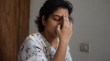 Evde yoga yapan genç Hintli bir kadın çevrimiçi yoga seansında güzel bir kız temel yoga pozisyonunda Asyalı bir kadın kapalı alanda yoga yapıyor. 