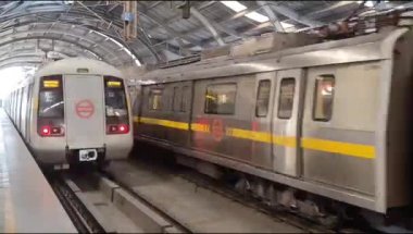 Yeni Delhi, Hindistan, 16 Nisan 2025 - Delhi treni Yeni Delhi, Hindistan, Asya 'daki Jhandewalan metro istasyonuna varıyor.