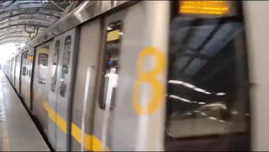 Yeni Delhi, Hindistan, 16 Nisan 2025 - Delhi treni Yeni Delhi, Hindistan, Asya 'daki Jhandewalan metro istasyonuna varıyor.