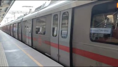 Yeni Delhi, Hindistan, 16 Nisan 2025 - Delhi treni Yeni Delhi, Hindistan, Asya 'daki Jhandewalan metro istasyonuna varıyor.
