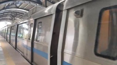 Yeni Delhi, Hindistan, 16 Nisan 2025 - Delhi treni Yeni Delhi, Hindistan, Asya 'daki Jhandewalan metro istasyonuna varıyor.