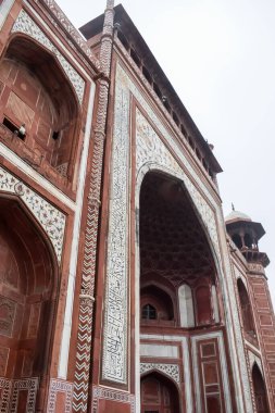 Tac Mahal 'in yedi dünya harikası arasında yer alan muhteşem manzarası. Bulutlu bir günde ünlü Hint İslami mirası, Taj Mahal Yamuna Nehri 'nin güney kıyısında yer alıyor.