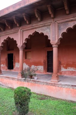 Tac Mahal 'in yedi dünya harikası arasında yer alan muhteşem manzarası. Bulutlu bir günde ünlü Hint İslami mirası, Taj Mahal Yamuna Nehri 'nin güney kıyısında yer alıyor.
