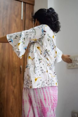 Evde yoga yapan genç Hintli bir kadın çevrimiçi yoga seansında güzel bir kız temel yoga pozisyonunda Asyalı bir kadın kapalı alanda yoga yapıyor.