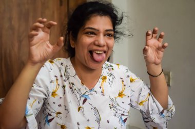 Evde yoga yapan genç Hintli bir kadın çevrimiçi yoga seansında güzel bir kız temel yoga pozisyonunda Asyalı bir kadın kapalı alanda yoga yapıyor.