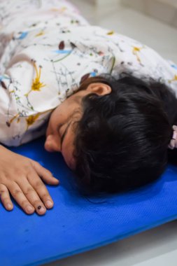 Evde yoga yapan genç Hintli bir kadın çevrimiçi yoga seansında güzel bir kız temel yoga pozisyonunda Asyalı bir kadın kapalı alanda yoga yapıyor.