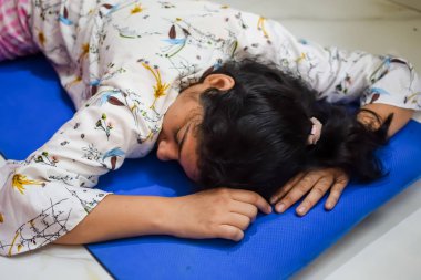 Evde yoga yapan genç Hintli bir kadın çevrimiçi yoga seansında güzel bir kız temel yoga pozisyonunda Asyalı bir kadın kapalı alanda yoga yapıyor.