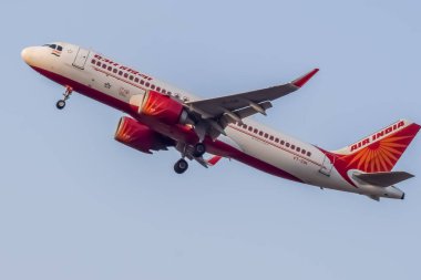 Yeni Delhi, Hindistan, 10 Kasım 2024 - Indra Gandhi Uluslararası Havalimanı Delhi 'den kalkan Air India Airbus A320, gündüz vakti mavi gökyüzünde uçan Hindistan iç uçağı
