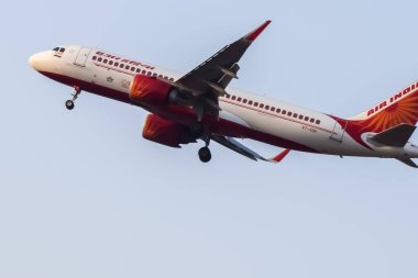 Yeni Delhi, Hindistan, 10 Kasım 2024 - Indra Gandhi Uluslararası Havalimanı Delhi 'den kalkan Air India Airbus A320, gündüz vakti mavi gökyüzünde uçan Hindistan iç uçağı