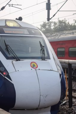 Delhi, Hindistan, 31 Aralık 2024 - Vande Bharat Ekspres treni Delhi 'den Anand Vihar tren istasyonundan Dehradun' a gidiyor, Vande Bharat Hindistan 'ın en hızlı treni
