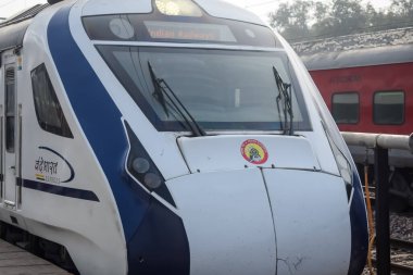 Delhi, Hindistan, 31 Aralık 2024 - Vande Bharat Ekspres treni Delhi 'den Anand Vihar tren istasyonundan Dehradun' a gidiyor, Vande Bharat Hindistan 'ın en hızlı treni