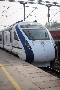Delhi, Hindistan, 31 Aralık 2024 - Vande Bharat Ekspres treni Delhi 'den Anand Vihar tren istasyonundan Dehradun' a gidiyor, Vande Bharat Hindistan 'ın en hızlı treni