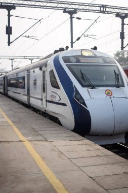 Delhi, Hindistan, 31 Aralık 2024 - Vande Bharat Ekspres treni Delhi 'den Anand Vihar tren istasyonundan Dehradun' a gidiyor, Vande Bharat Hindistan 'ın en hızlı treni