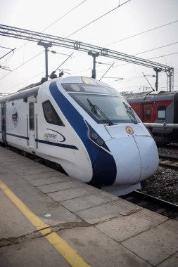 Delhi, Hindistan, 31 Aralık 2024 - Vande Bharat Ekspres treni Delhi 'den Anand Vihar tren istasyonundan Dehradun' a gidiyor, Vande Bharat Hindistan 'ın en hızlı treni