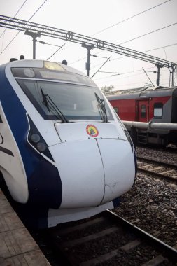 Delhi, Hindistan, 31 Aralık 2024 - Vande Bharat Ekspres treni Delhi 'den Anand Vihar tren istasyonundan Dehradun' a gidiyor, Vande Bharat Hindistan 'ın en hızlı treni