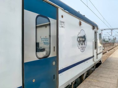 Delhi, Hindistan, 31 Aralık 2024 - Vande Bharat Ekspres treni Delhi 'den Anand Vihar tren istasyonundan Dehradun' a gidiyor, Vande Bharat Hindistan 'ın en hızlı treni