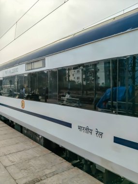Delhi, Hindistan, 31 Aralık 2024 - Vande Bharat Ekspres treni Delhi 'den Anand Vihar tren istasyonundan Dehradun' a gidiyor, Vande Bharat Hindistan 'ın en hızlı treni
