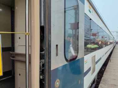 Delhi, Hindistan, 31 Aralık 2024 - Vande Bharat Ekspres treni Delhi 'den Anand Vihar tren istasyonundan Dehradun' a gidiyor, Vande Bharat Hindistan 'ın en hızlı treni