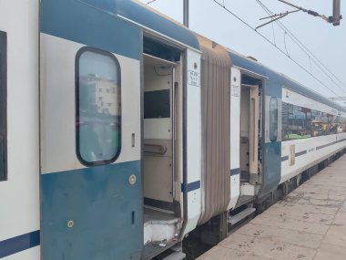 Delhi, Hindistan, 31 Aralık 2024 - Vande Bharat Ekspres treni Delhi 'den Anand Vihar tren istasyonundan Dehradun' a gidiyor, Vande Bharat Hindistan 'ın en hızlı treni