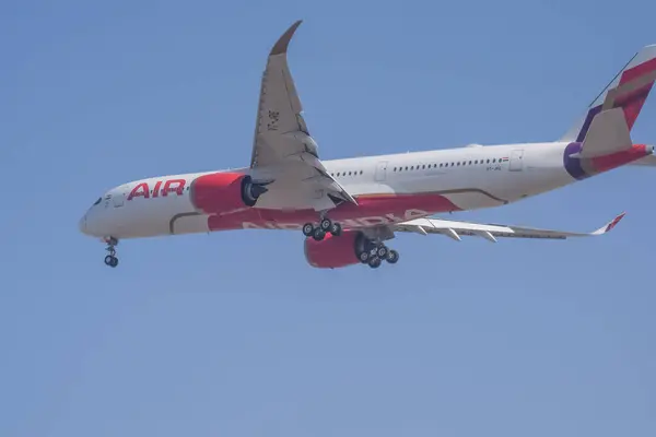 Yeni Delhi, Hindistan, 10 Kasım 2024 - Indra Gandhi Uluslararası Havalimanı Delhi 'den kalkan Air India Airbus A320, gündüz vakti mavi gökyüzünde uçan Hindistan iç uçağı