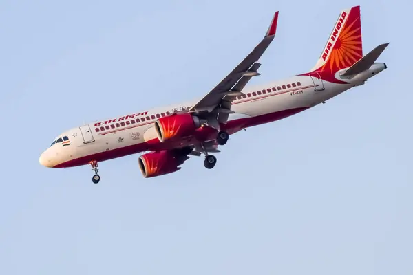 Yeni Delhi, Hindistan, 10 Kasım 2024 - Indra Gandhi Uluslararası Havalimanı Delhi 'den kalkan Air India Airbus A320, gündüz vakti mavi gökyüzünde uçan Hindistan iç uçağı