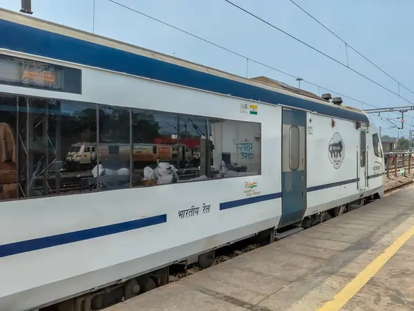 Delhi, Hindistan, 31 Aralık 2024 - Vande Bharat Ekspres treni Delhi 'den Anand Vihar tren istasyonundan Dehradun' a gidiyor, Vande Bharat Hindistan 'ın en hızlı treni
