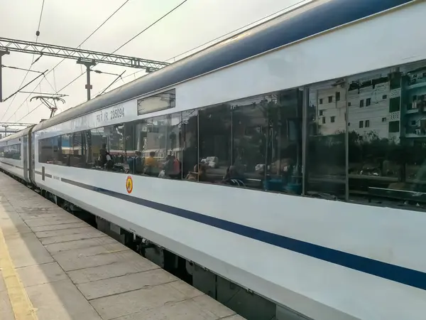 Delhi, Hindistan, 31 Aralık 2024 - Vande Bharat Ekspres treni Delhi 'den Anand Vihar tren istasyonundan Dehradun' a gidiyor, Vande Bharat Hindistan 'ın en hızlı treni