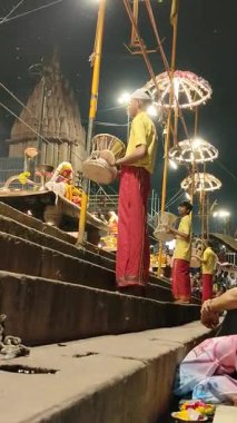 Varanasi, Hindistan - 23 Mart 2025 Dünyaca ünlü Ganga Aarti her akşam Dashashwamedh Ghat 'ta sahne alıyor.