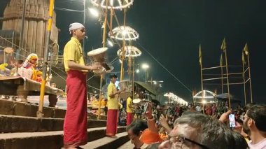 Varanasi, Hindistan - 23 Mart 2025 Dünyaca ünlü Ganga Aarti her akşam Dashashwamedh Ghat 'ta sahne alıyor.