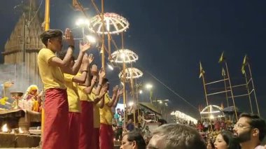 Varanasi, Hindistan - 23 Mart 2025 Dünyaca ünlü Ganga Aarti her akşam Dashashwamedh Ghat 'ta sahne alıyor.