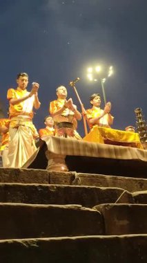 Varanasi, Hindistan - 23 Mart 2025 Dünyaca ünlü Ganga Aarti her akşam Dashashwamedh Ghat 'ta sahne alıyor.