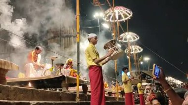 Varanasi, Hindistan - 23 Mart 2025 Dünyaca ünlü Ganga Aarti her akşam Dashashwamedh Ghat 'ta sahne alıyor.