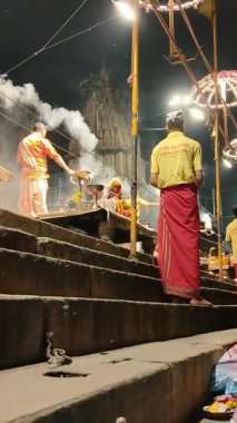 Varanasi, Hindistan - 23 Mart 2025 Dünyaca ünlü Ganga Aarti her akşam Dashashwamedh Ghat 'ta sahne alıyor.