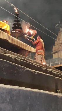 Varanasi, Hindistan - 23 Mart 2025 Dünyaca ünlü Ganga Aarti her akşam Dashashwamedh Ghat 'ta sahne alıyor.