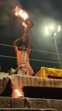 Varanasi, Hindistan - 23 Mart 2025 Dünyaca ünlü Ganga Aarti her akşam Dashashwamedh Ghat 'ta sahne alıyor.