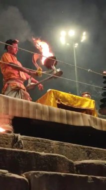 Varanasi, Hindistan - 23 Mart 2025 Dünyaca ünlü Ganga Aarti her akşam Dashashwamedh Ghat 'ta sahne alıyor.
