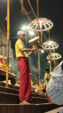 Varanasi, Hindistan - 23 Mart 2025 Dünyaca ünlü Ganga Aarti her akşam Dashashwamedh Ghat 'ta sahne alıyor.