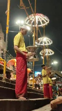 Varanasi, Hindistan - 23 Mart 2025 Dünyaca ünlü Ganga Aarti her akşam Dashashwamedh Ghat 'ta sahne alıyor.