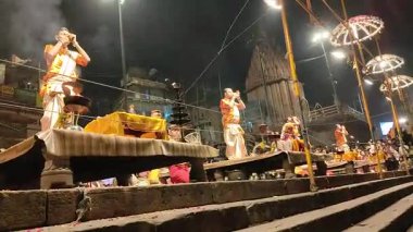 Varanasi, Hindistan - 23 Mart 2025 Dünyaca ünlü Ganga Aarti her akşam Dashashwamedh Ghat 'ta sahne alıyor.