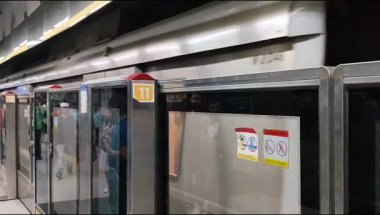 Yeni Delhi, Hindistan, 16 Nisan 2025 - Delhi treni Yeni Delhi, Hindistan, Asya 'daki Jhandewalan metro istasyonuna varıyor.