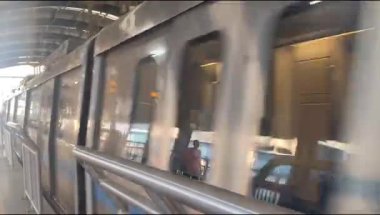 Yeni Delhi, Hindistan, 16 Nisan 2025 - Delhi treni Yeni Delhi, Hindistan, Asya 'daki Jhandewalan metro istasyonuna varıyor.