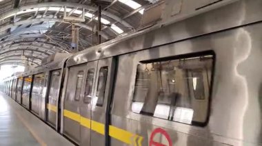 Yeni Delhi, Hindistan, 16 Nisan 2025 - Delhi treni Yeni Delhi, Hindistan, Asya 'daki Jhandewalan metro istasyonuna varıyor.