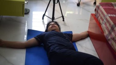 Evde yoga yapan genç Hintli bir kadın çevrimiçi yoga seansında güzel bir kız temel yoga pozisyonunda Asyalı bir kadın kapalı alanda yoga yapıyor. 