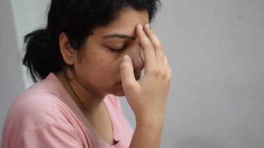 Evde yoga yapan genç Hintli bir kadın çevrimiçi yoga seansında güzel bir kız temel yoga pozisyonunda Asyalı bir kadın kapalı alanda yoga yapıyor. 