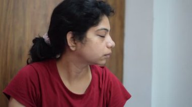 Evde yoga yapan genç Hintli bir kadın çevrimiçi yoga seansında güzel bir kız temel yoga pozisyonunda Asyalı bir kadın kapalı alanda yoga yapıyor. 