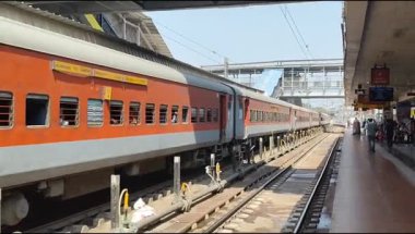 Delhi, Hindistan, 02 Kasım 2024 - Anand Vihar tren istasyonundan kalkan Hint ekspresi sabah saatlerinde, Delhi tren istasyonunda Renkli Ekspres tren