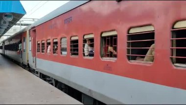 Delhi, Hindistan, 02 Kasım 2024 - Anand Vihar tren istasyonundan kalkan Hint ekspresi sabah saatlerinde, Delhi tren istasyonunda Renkli Ekspres tren