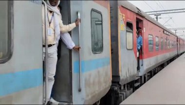 Delhi, Hindistan, 02 Kasım 2024 - Anand Vihar tren istasyonundan kalkan Hint ekspresi sabah saatlerinde, Delhi tren istasyonunda Renkli Ekspres tren