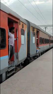 Delhi, Hindistan, 02 Kasım 2024 - Anand Vihar tren istasyonundan kalkan Hint ekspresi sabah saatlerinde, Delhi tren istasyonunda Renkli Ekspres tren